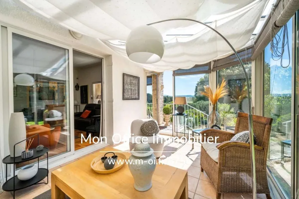 Terrasse - Maison avec Piscine et Jardin à Éguilles