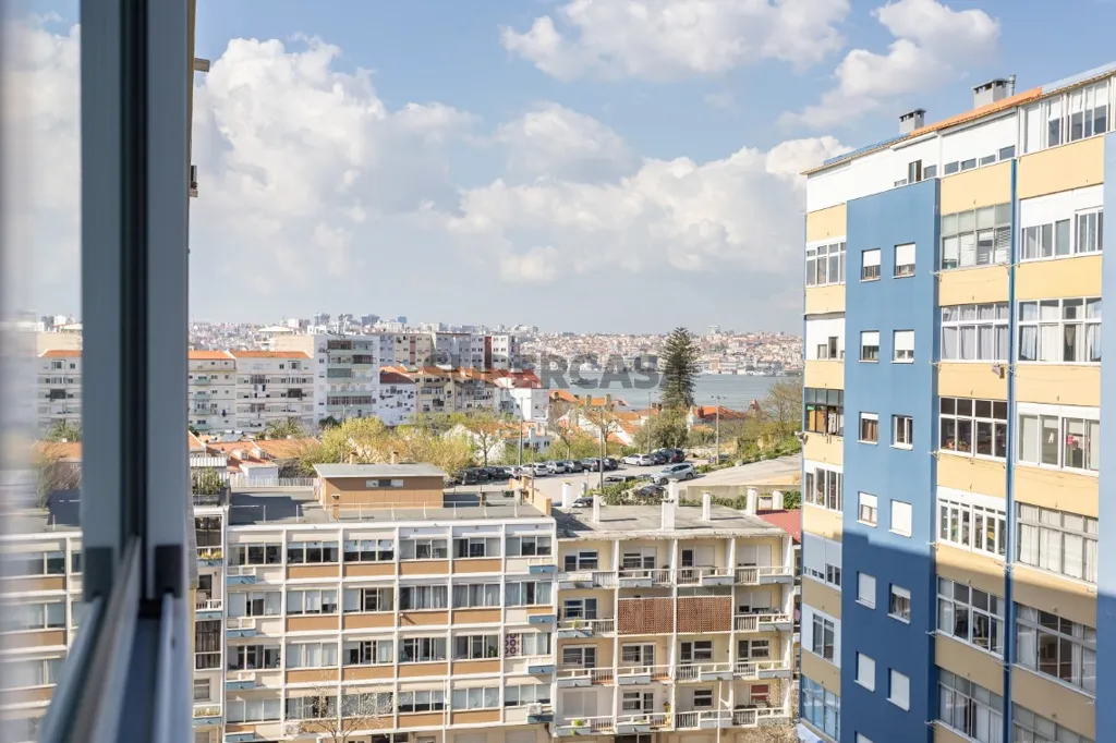 Rõdu - Open-Plan Apartment with River View in Almada