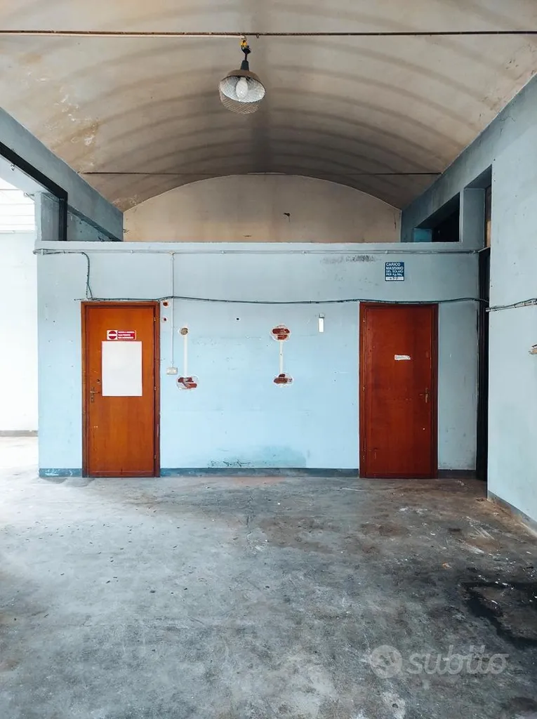Garage - Capannone per uso commerciale con parcheggio a Roma