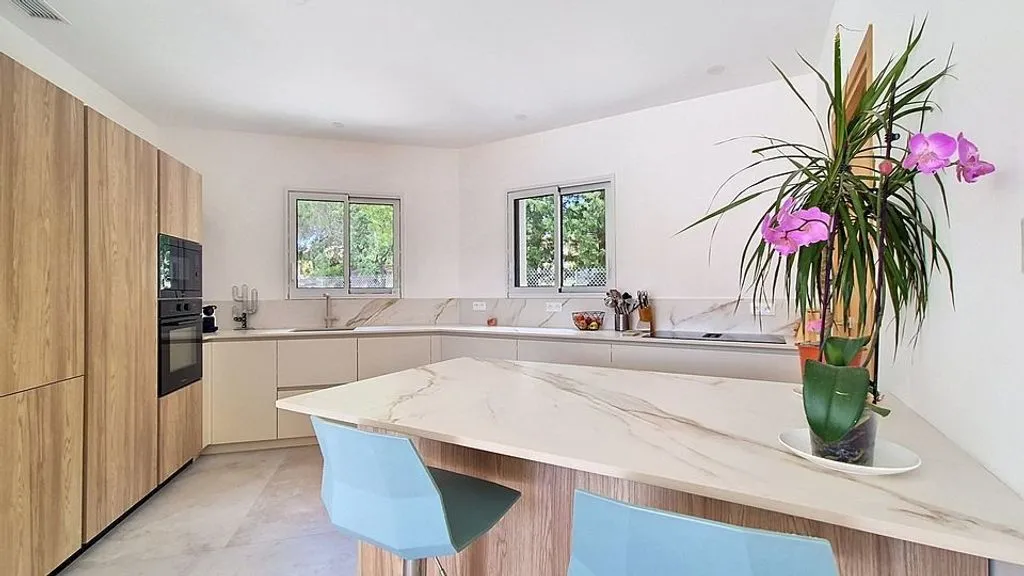 Cucina - Contemporary Villa with Pool in Langlade