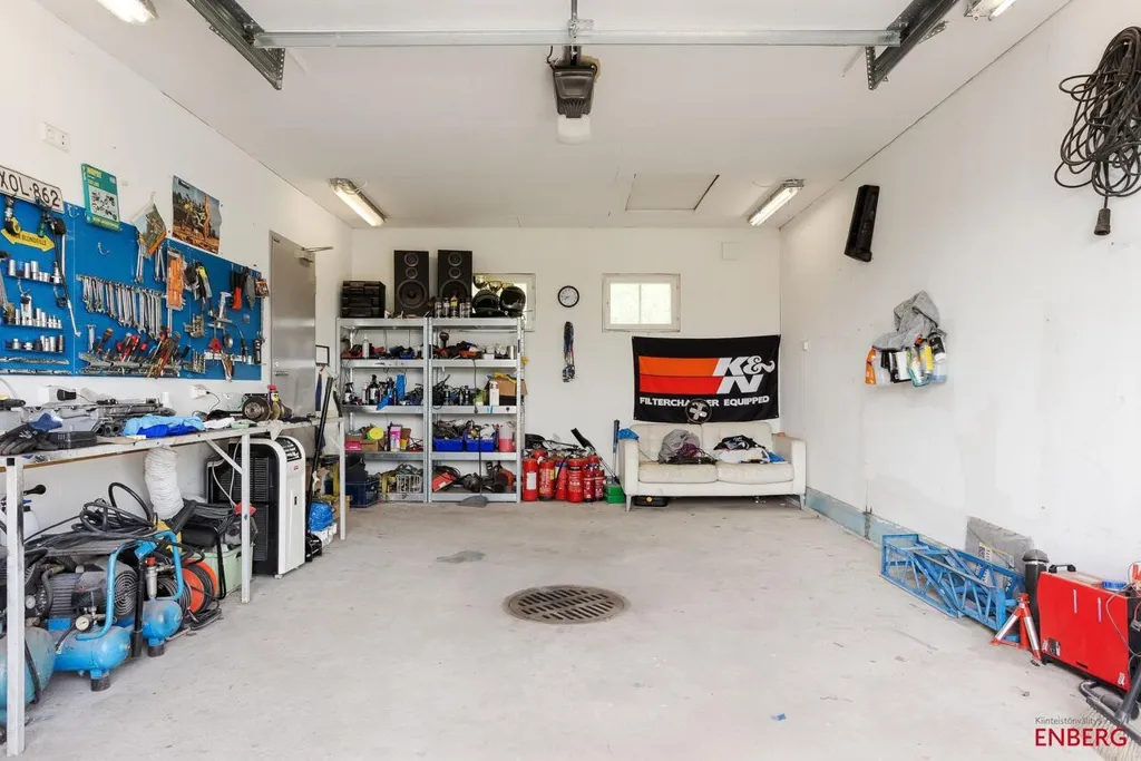 Garage - Spacious Detached House with Sauna in Seunavuori