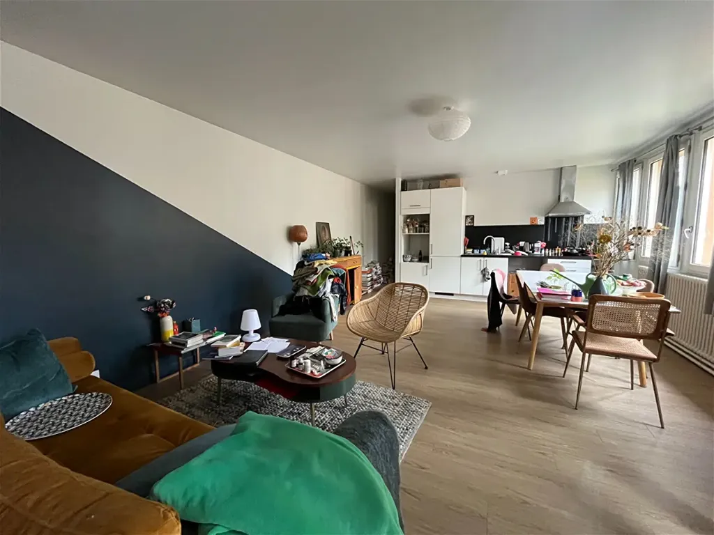 Living Room - 6-Piece Building with Multiple Rentals in Poitiers