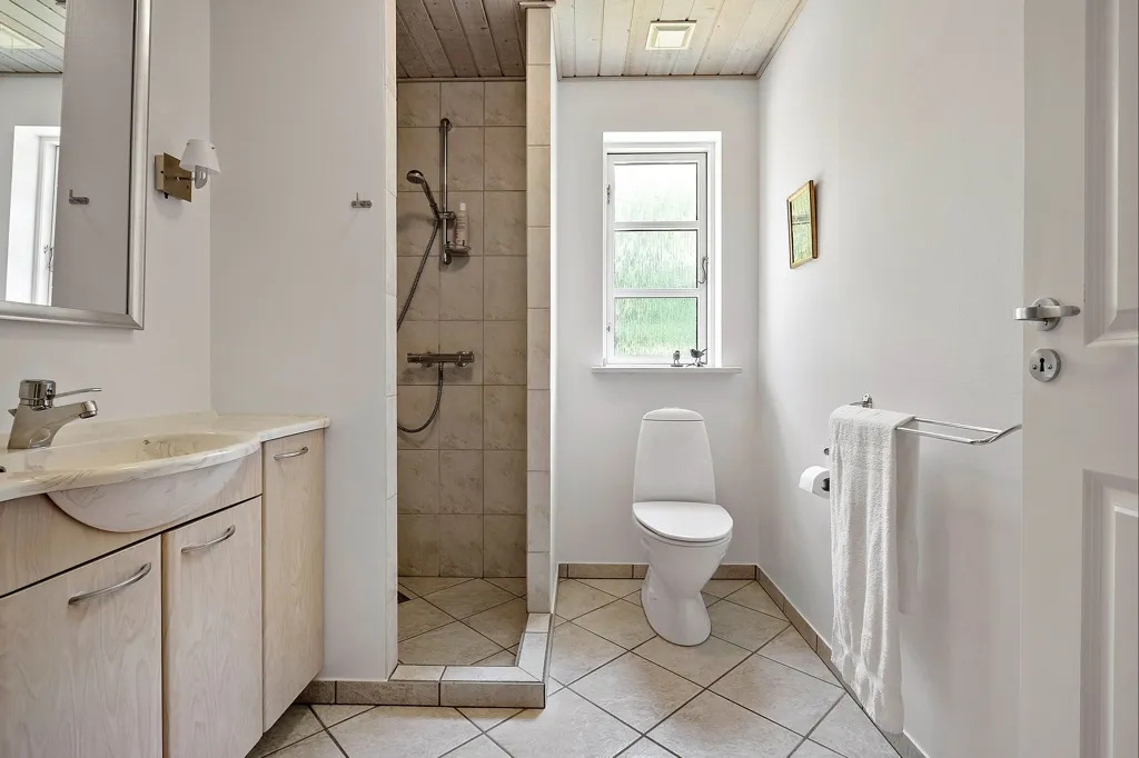 Bathrooms - Holiday Home with Large Garden in Sejs-Svejbæk