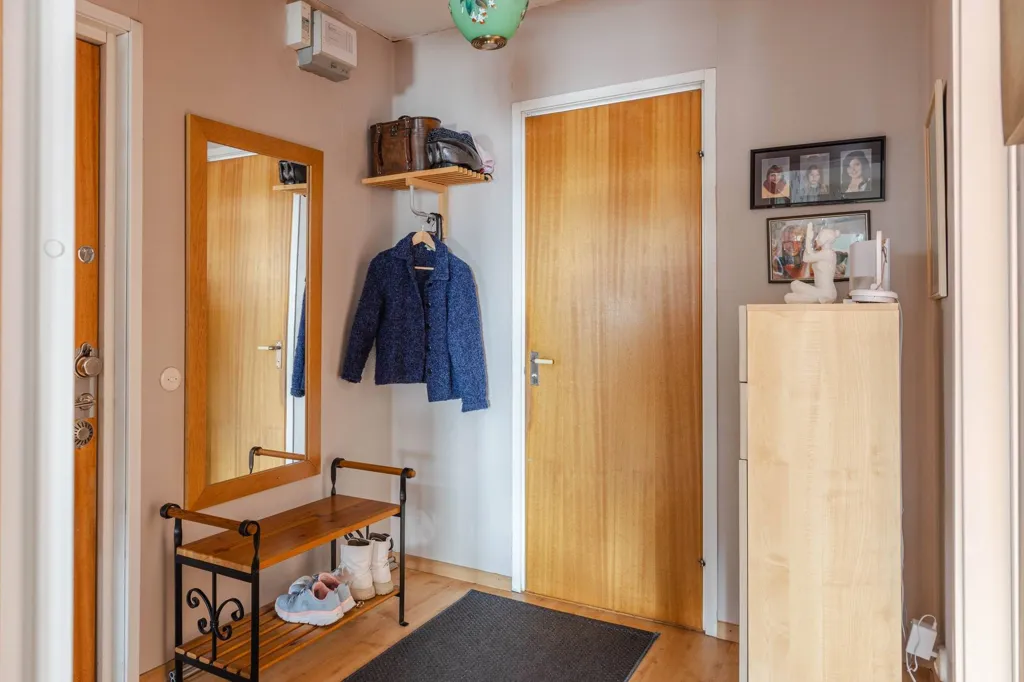 Esik - Apartment with Balcony and Forest View in Eskilstuna