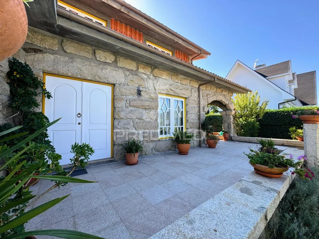 Terrace - Detached House with Solar Exposure in Guimarães