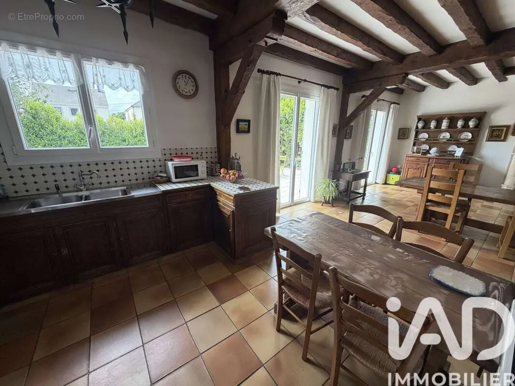 Salle à manger - Maison avec Grand Terrain Arboré à Pontault-Combault