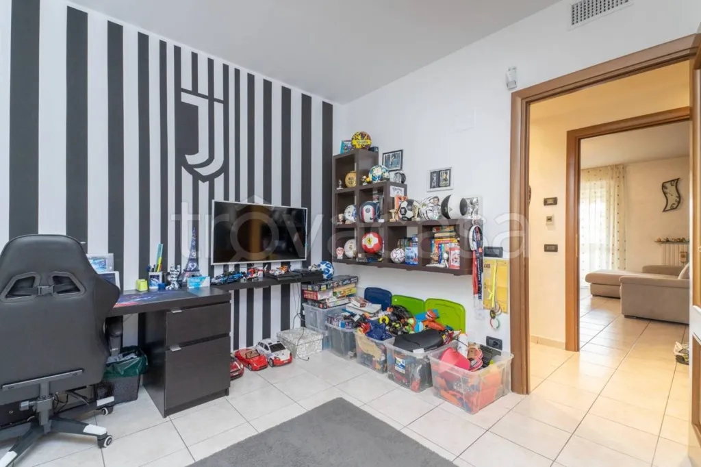 Bureau - Rear-Facing Apartment with Balcony in Turin