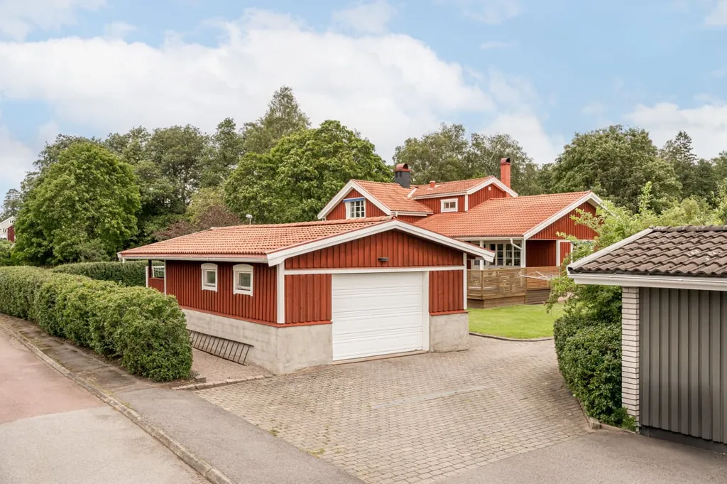 Esterno - 1920s Timber Villa with Garden in Kristinehamn