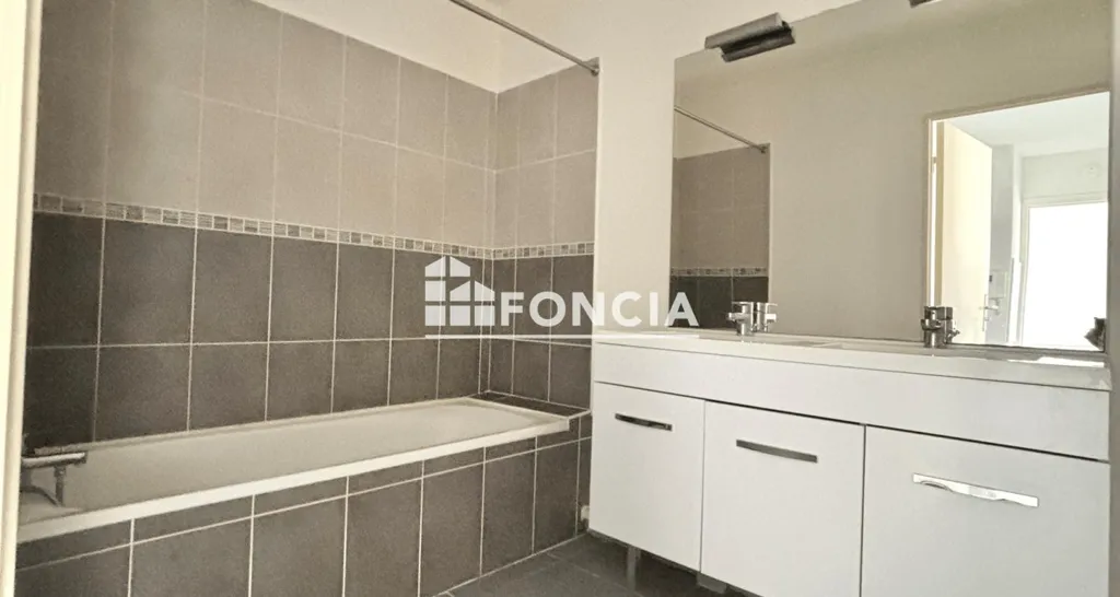 Salles de bain - Appartement T3 avec Terrasse et Box dans Résidence BBC