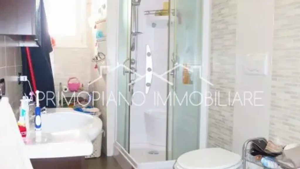Salles de bain - Rear-Facing Apartment with Mountain View in Trento
