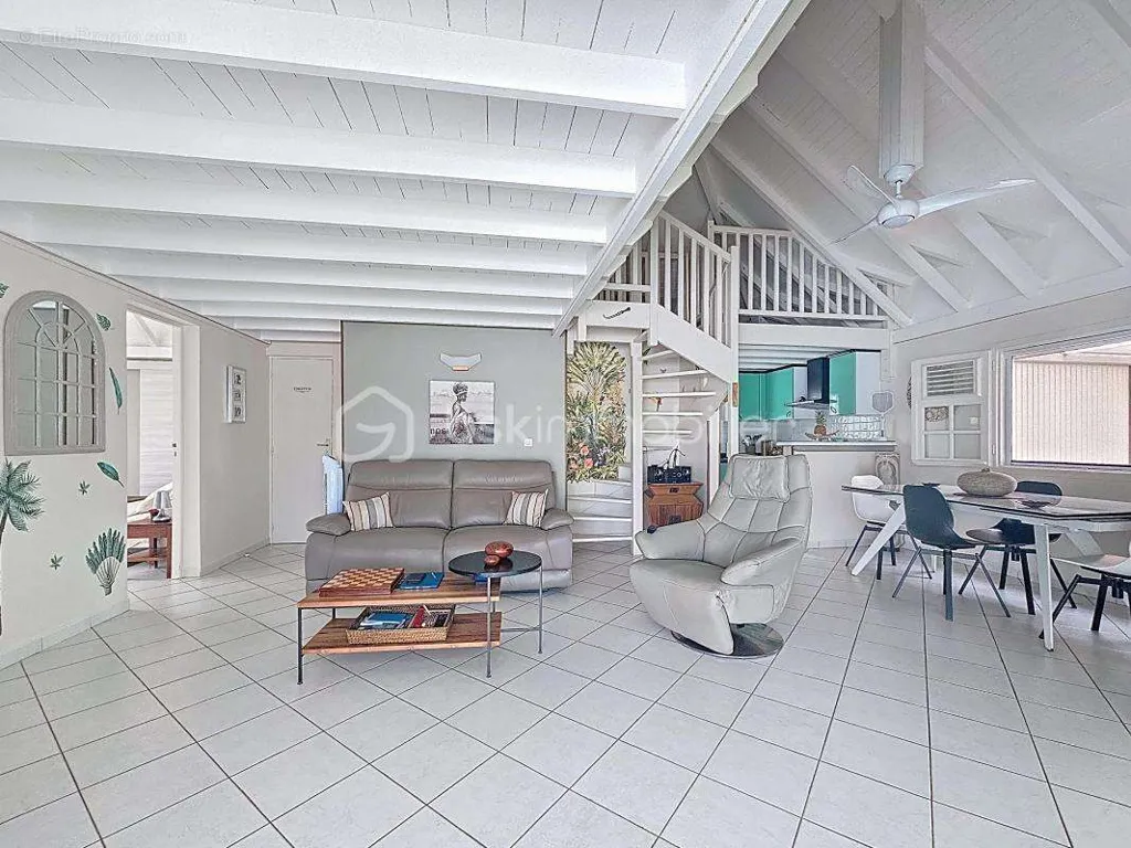 Séjour - Villa avec Piscine et Garage dans Secteur Recherché