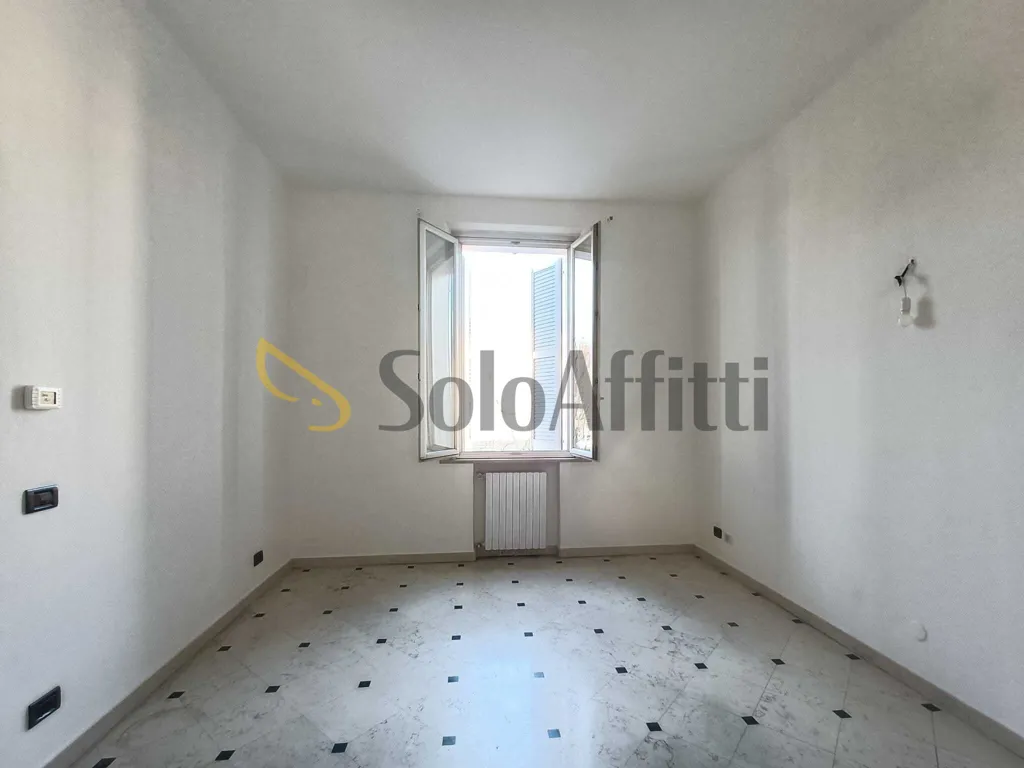 Rooms - Three-Bedroom Flat with Balcony in Central Location