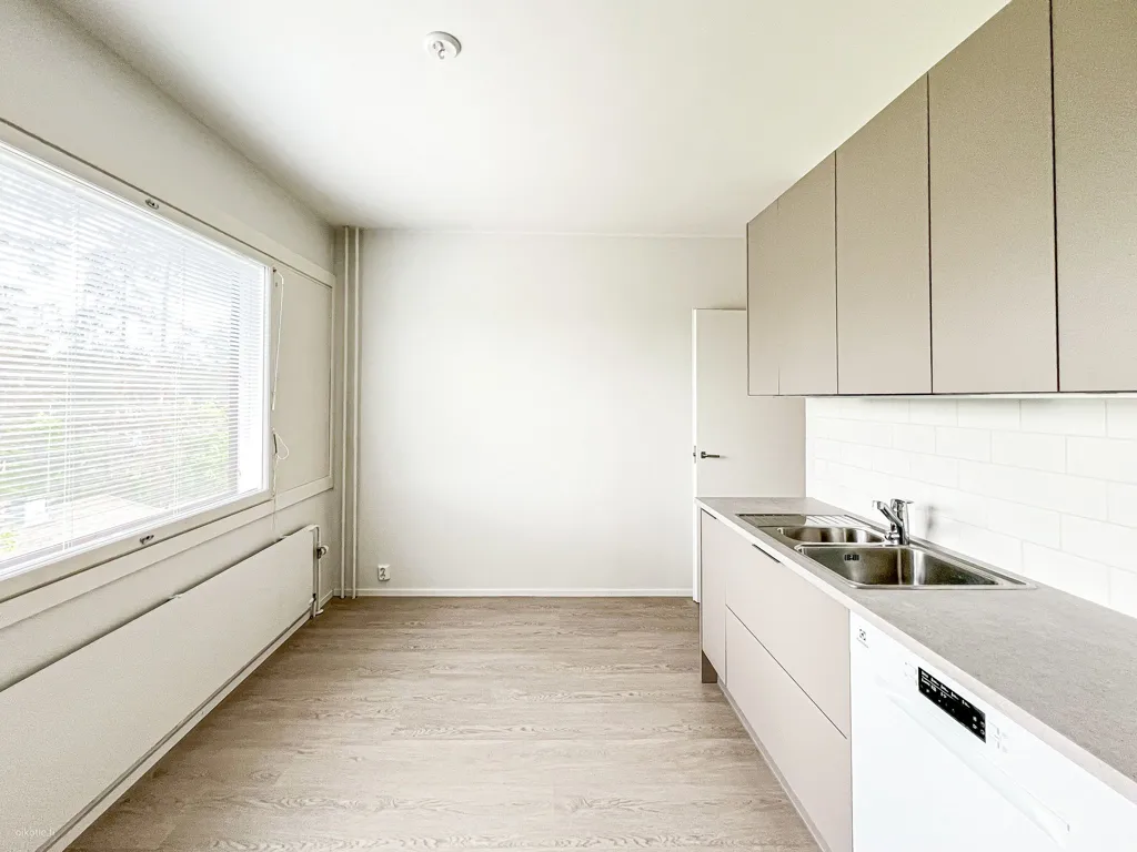 Köök - Bright Corner Flat with Balcony in Parantola, Hyvinkää