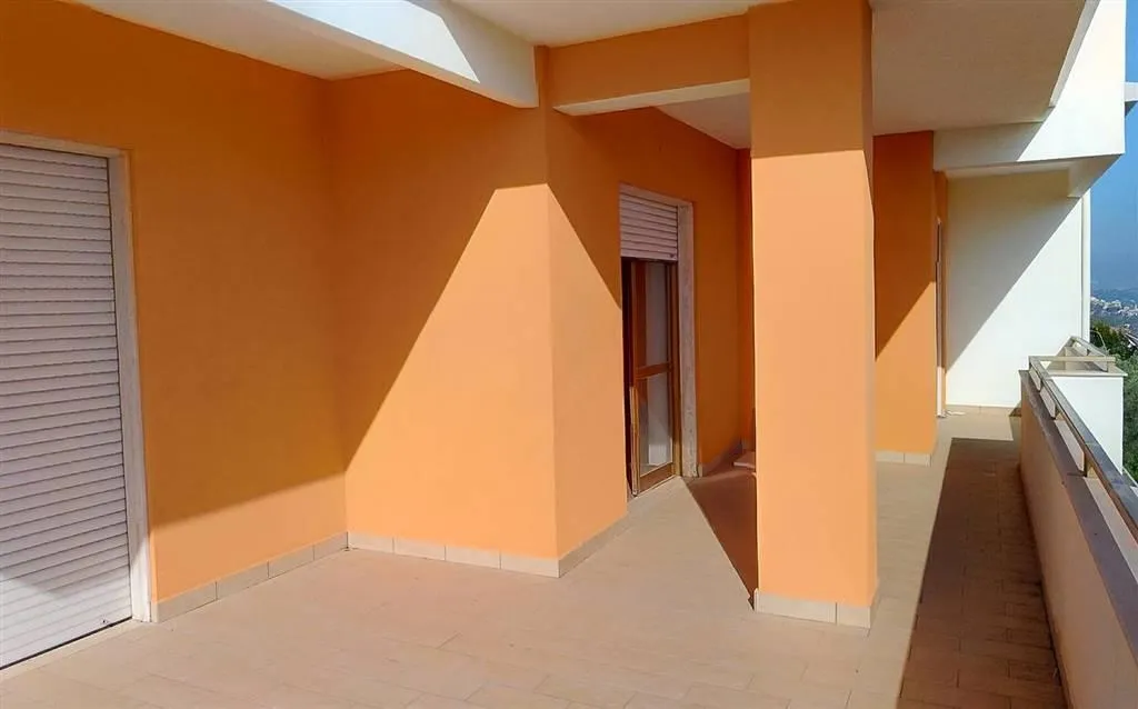Balcon - Spacious Apartment with Balcony in Castrolibero