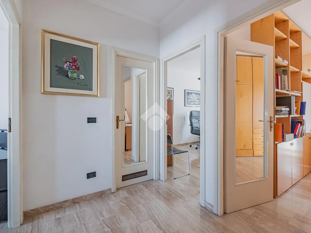 Bureau - South-Facing Apartment with Terrace in Rome