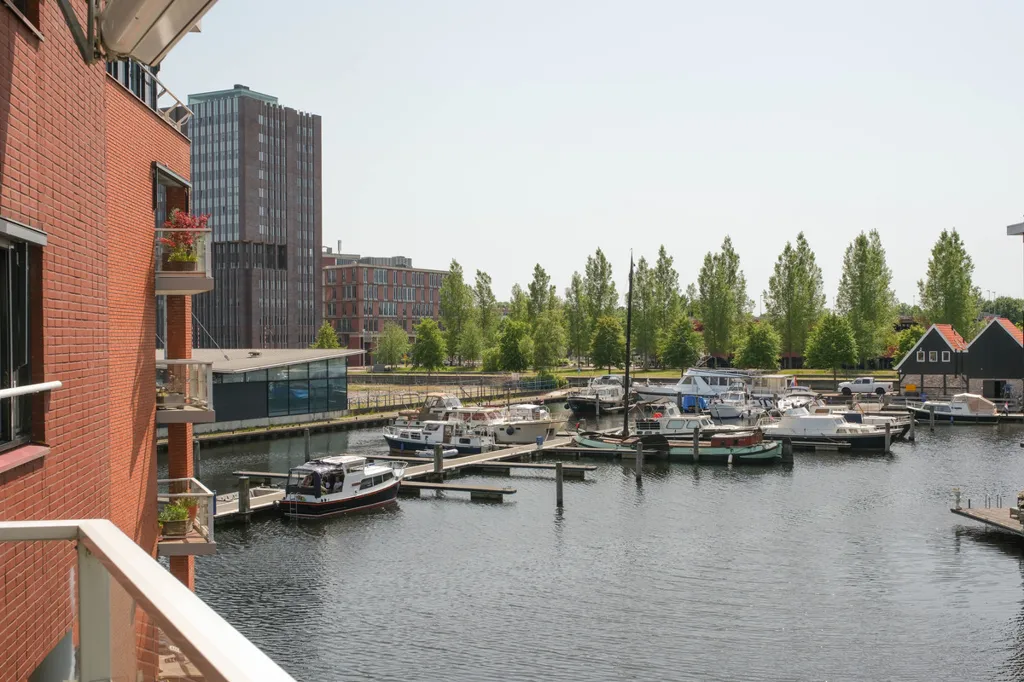 Jardin - Waterfront Flat with Dual Views in Almelo