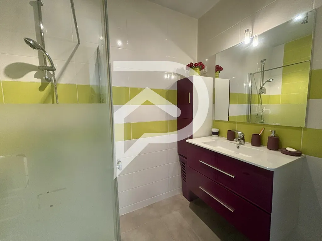 Salles de bain - Maison de plain-pied avec jardin à Lisses