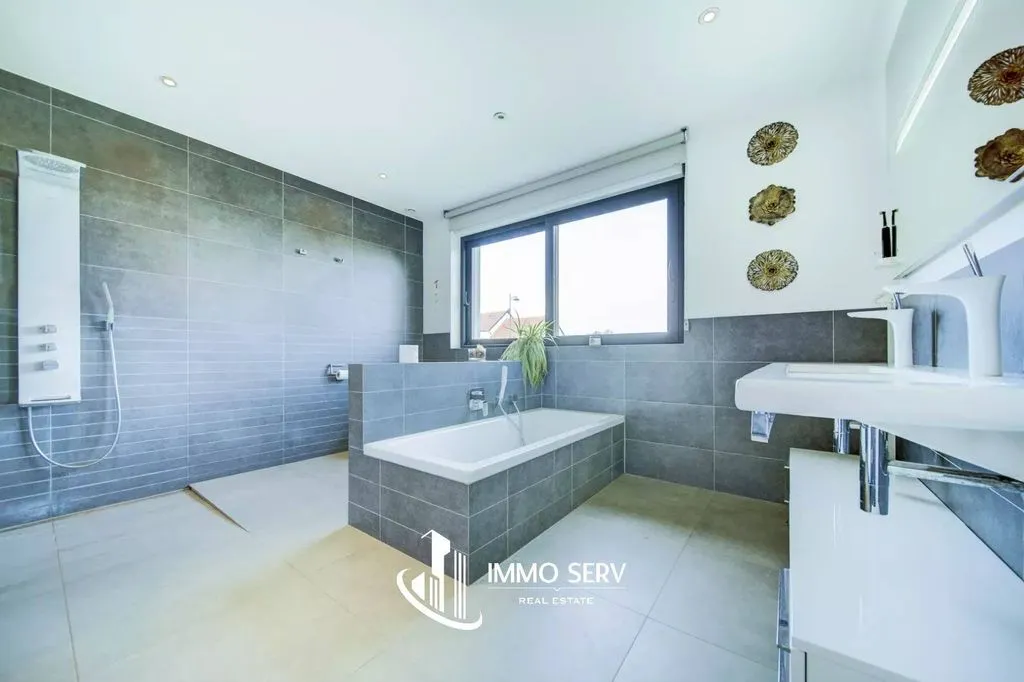 Vannitoad - Architectural House with Panoramic Views in Louvigny