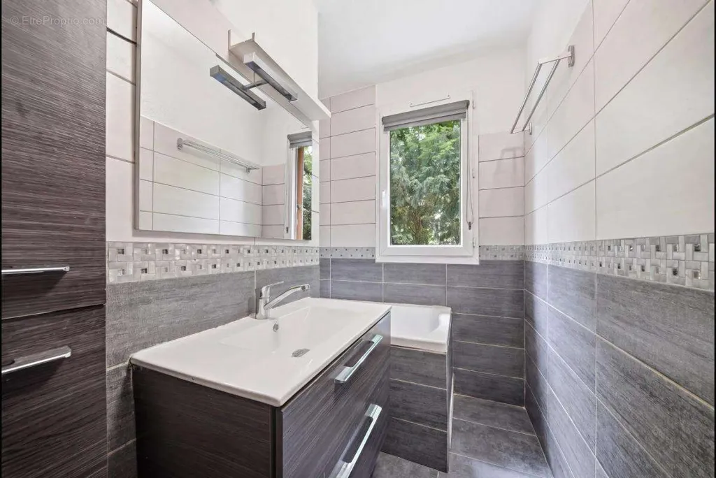 Salles de bain - Appartement Traversant avec Cave à Thiais