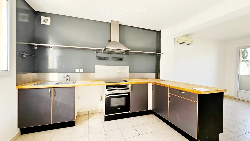 Cuisine - Appartement T4 Traversant avec Vue sur les Collines à Montferrat