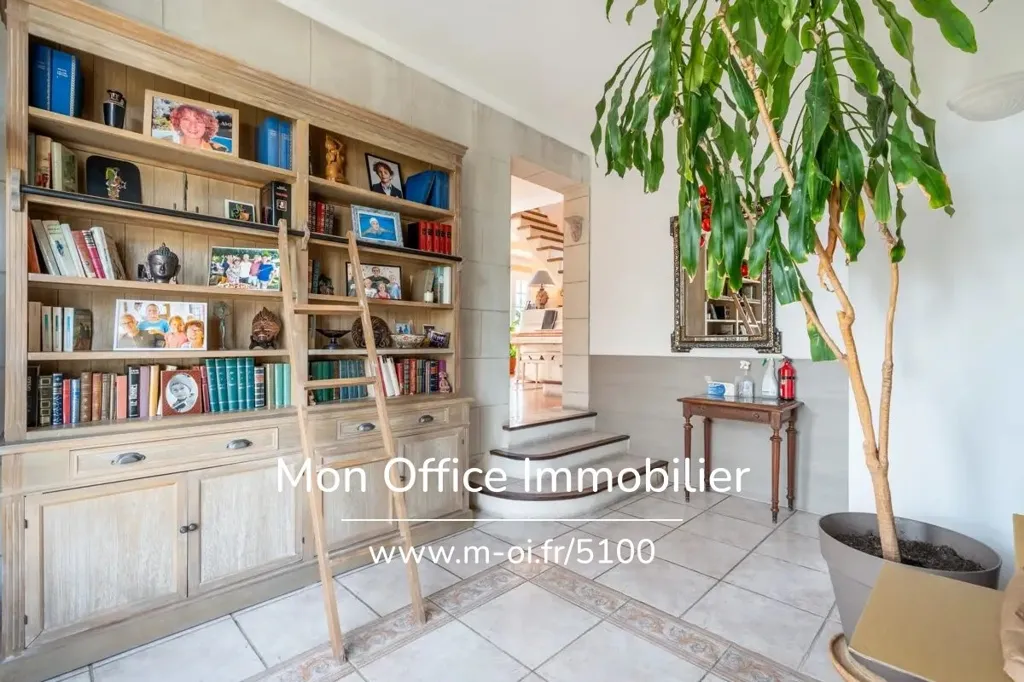Elutuba - 1970s House with Covered Pool in Istres