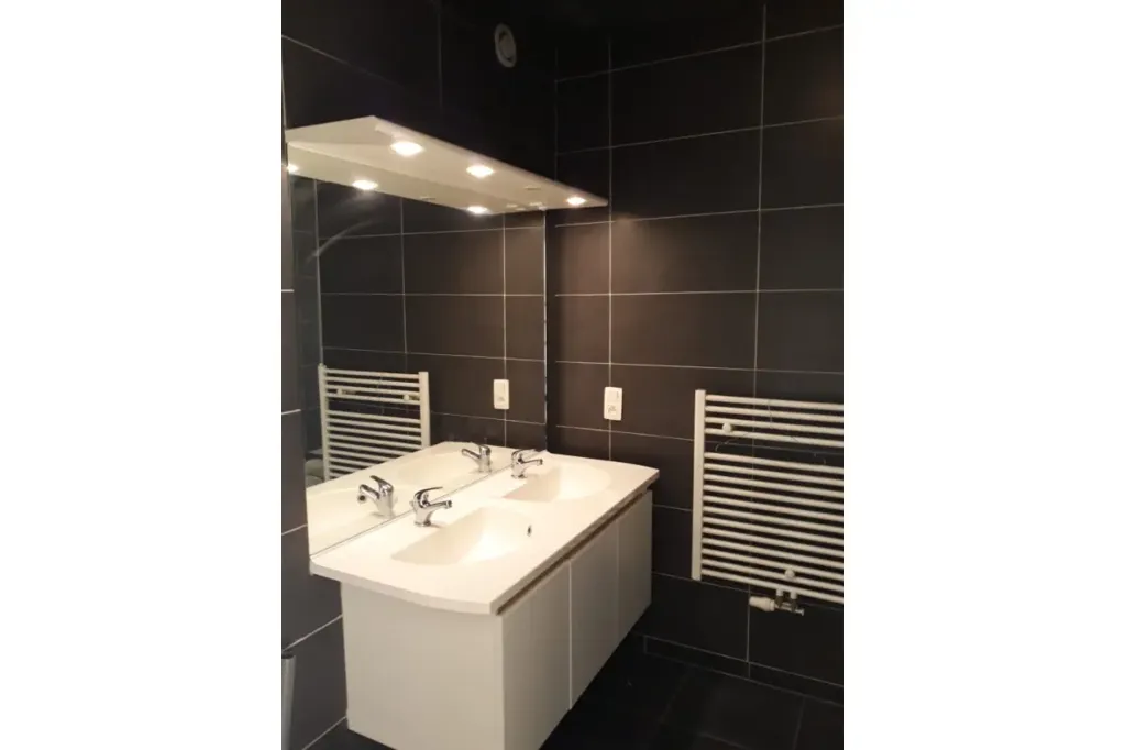 Salles de bain - Duplex Remis à Neuf avec Terrasse à Jette
