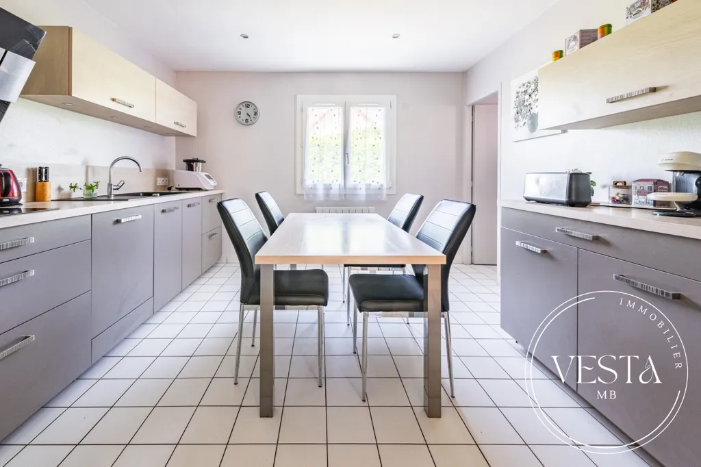Söögituba - Spacious House with Pool in Couternon