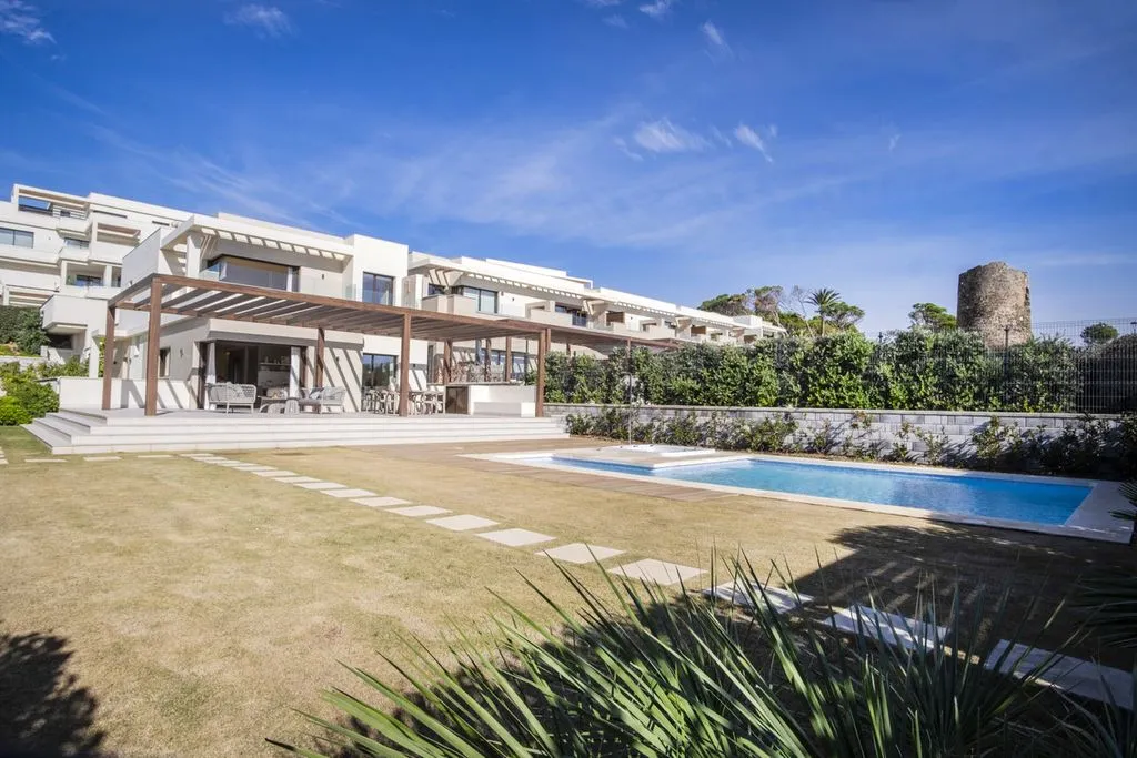 Bassein - Beachfront Villa with Pool in Estepona