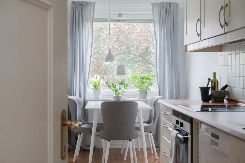 Esszimmer - Bright Apartment with Balcony near Stuvsta Centre