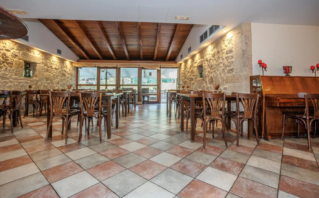 Dining Room - Traditional Hotel with River View in Valadouro
