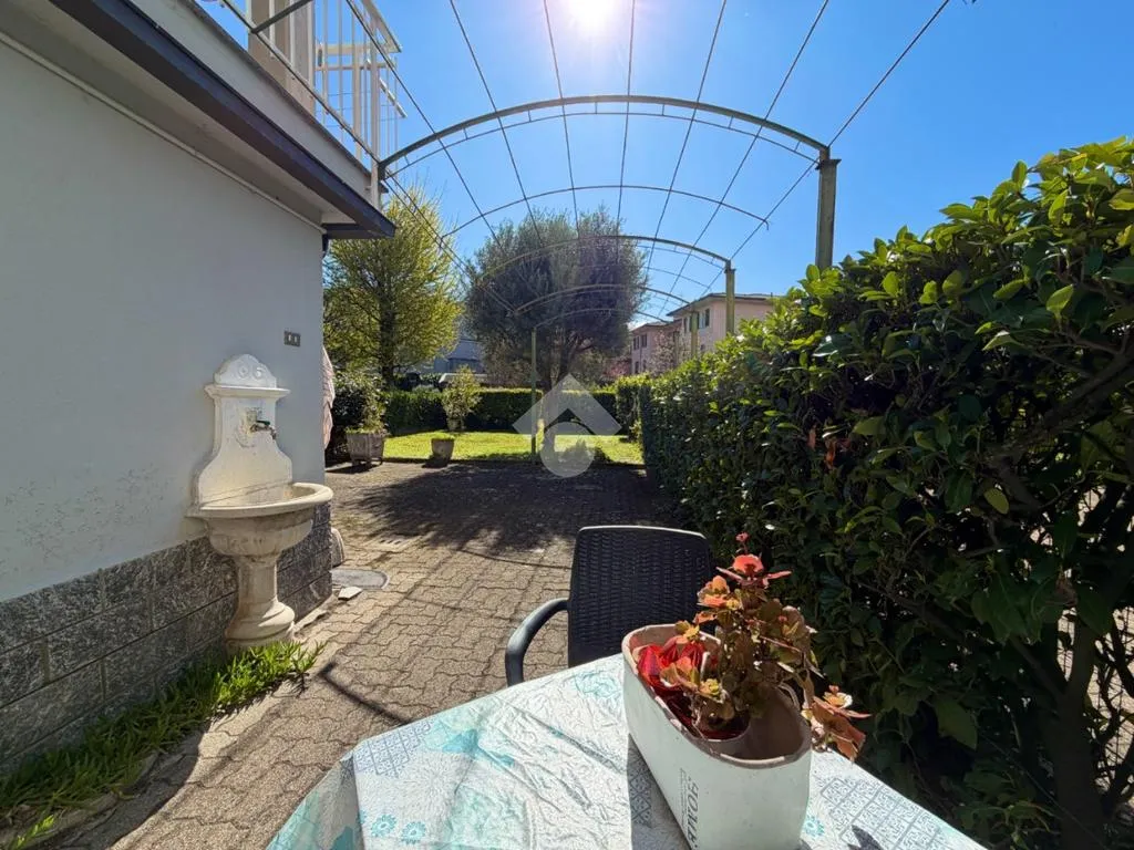 Terrazza - Terraced Villa with Garden in Broni