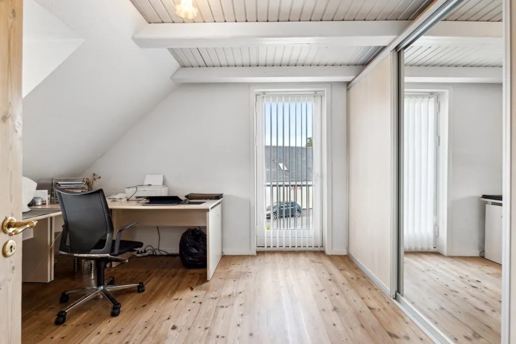 Kabinet - Villa with Workshop in Aunslev