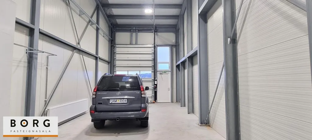Garage - Industrial Unit with High Ceiling in Járnslétta