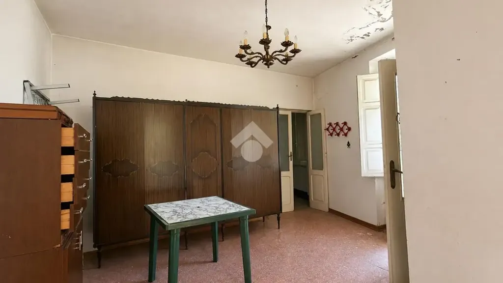 Magamistoad - Three-Level House with Balcony in Frisa