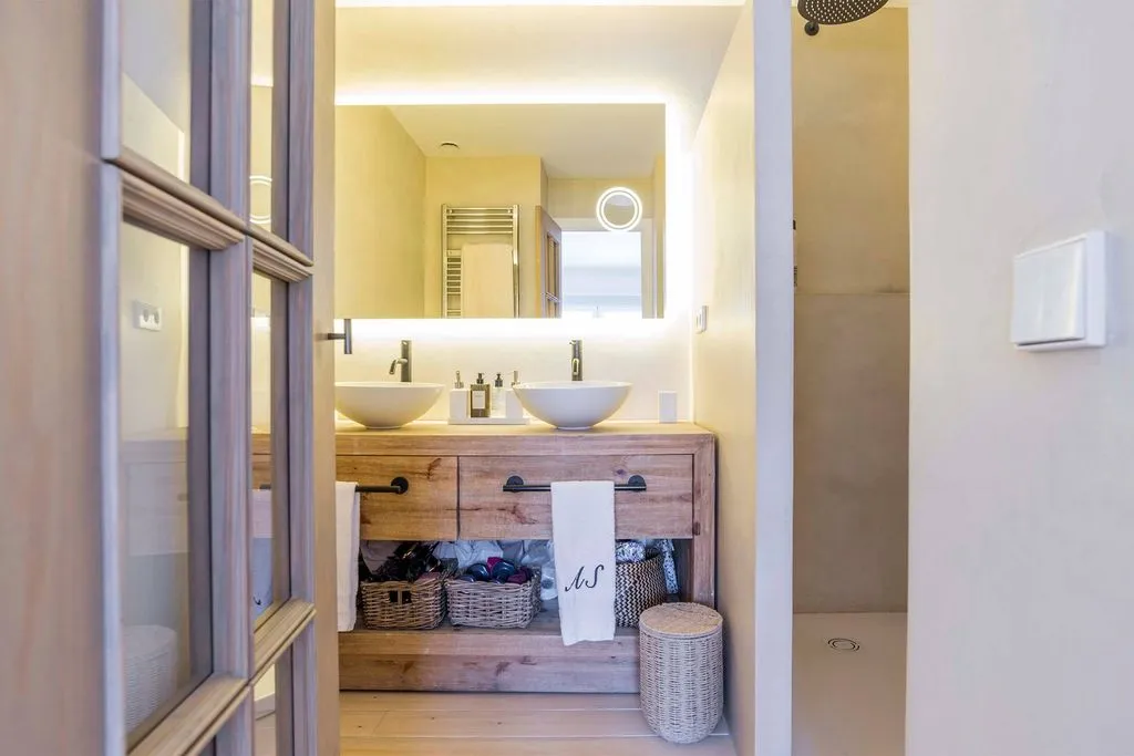 Bathrooms - Apartment with Private Terrace in El Viso, Madrid