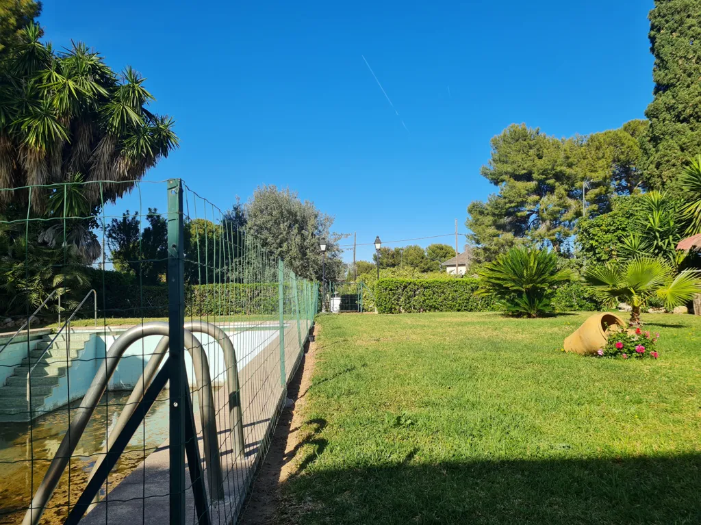 Jardin - Señorial Chalet for Renovation with Pool in La Cañada
