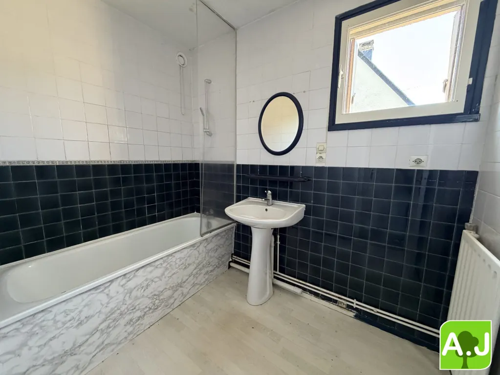 Salles de bain - Maison Traditionnelle avec Jardin près d'Évreux