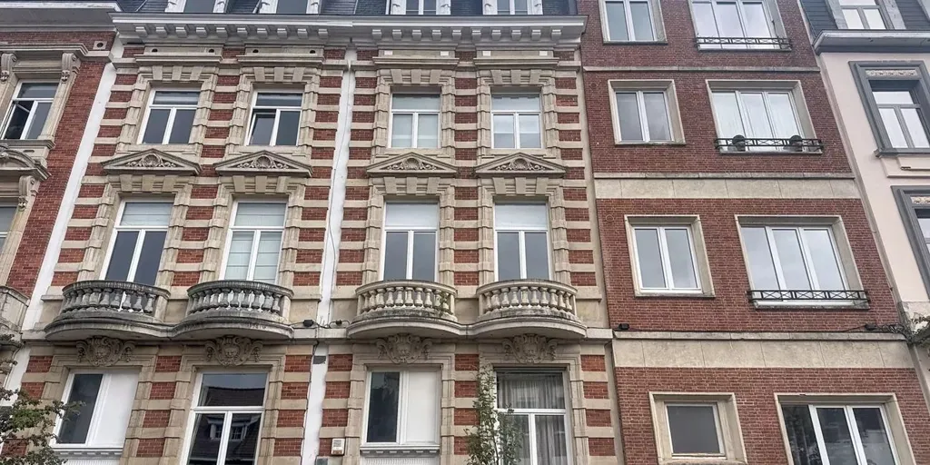 Extérieur - Maison Rénovée avec Terrasse à Ukkel