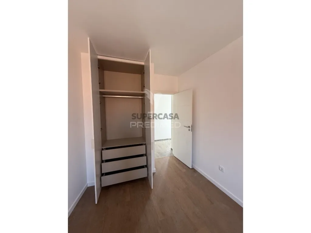 Pièces - Modern T2 Apartment with Garage in Alcanena