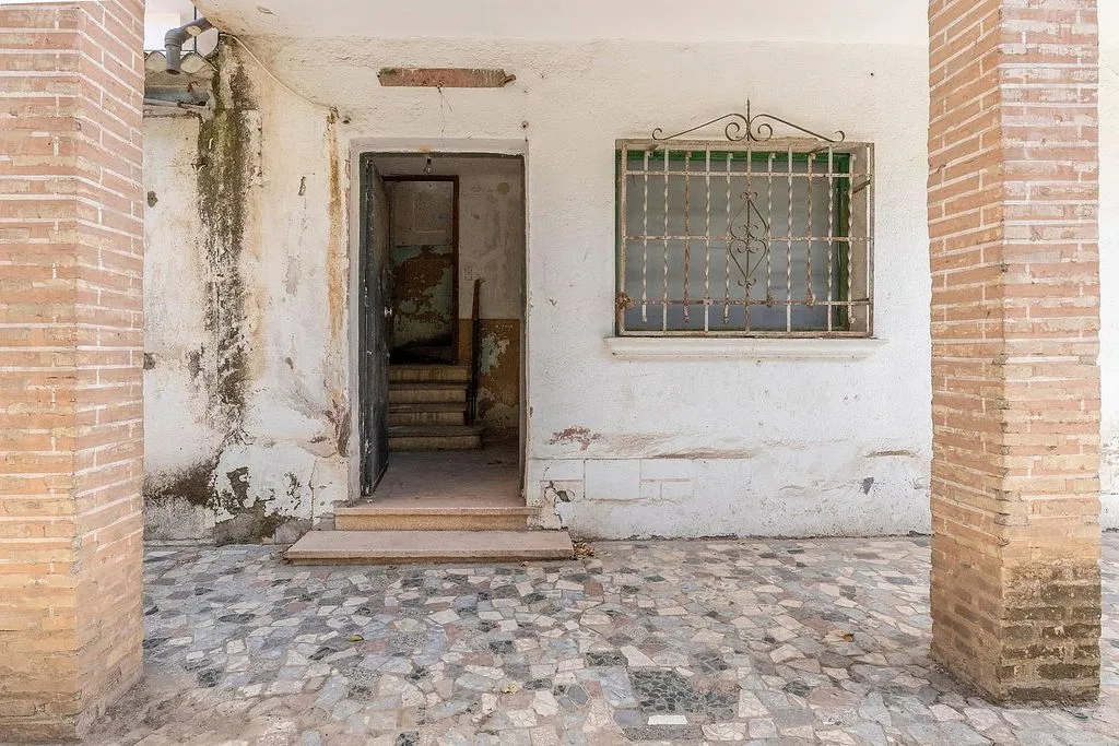Aed - Detached House with Private Garden in Granada