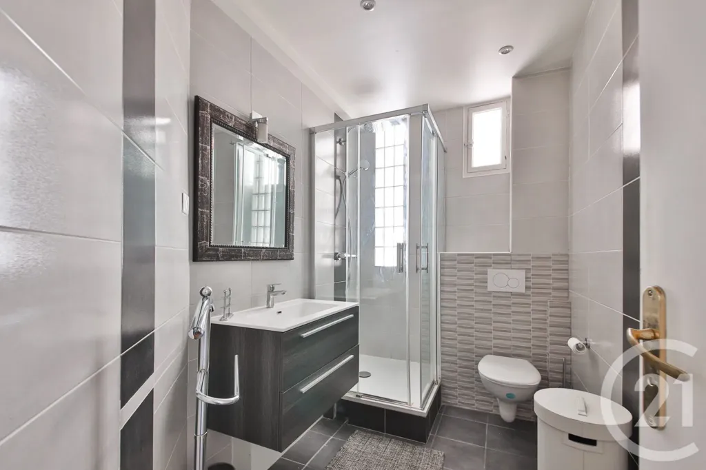 Vannitoad - 3-Bedroom Parisian Flat with Cathedral Ceiling