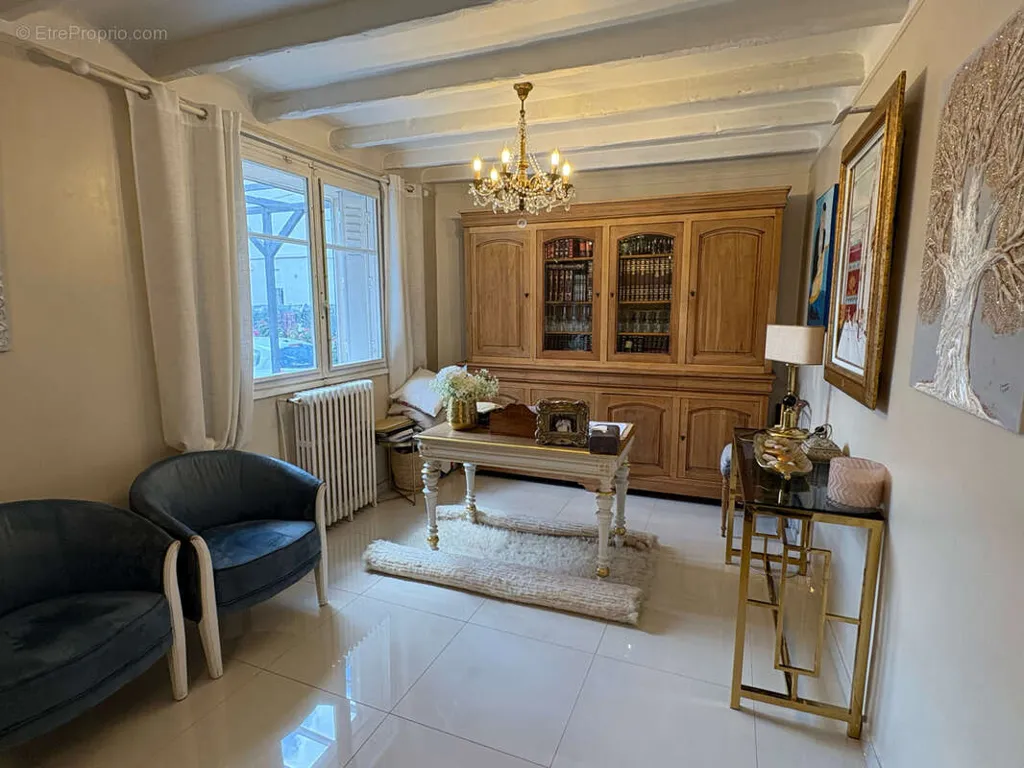 8-toaline maja asukohas Clichy-Sous-Bois