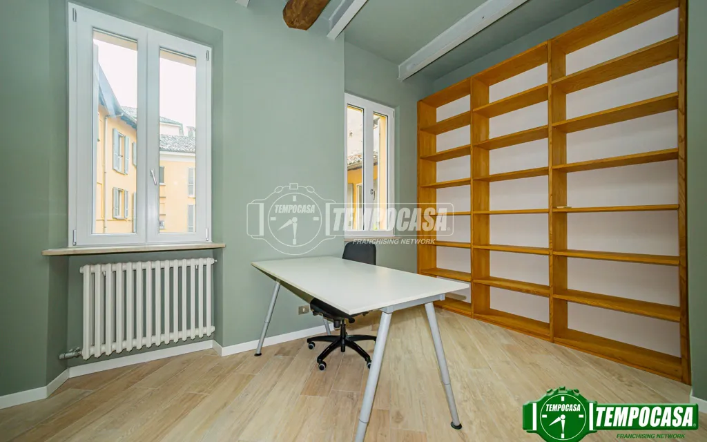 Bureau - Rustic-Style Apartment in Pavia's Historic Centre