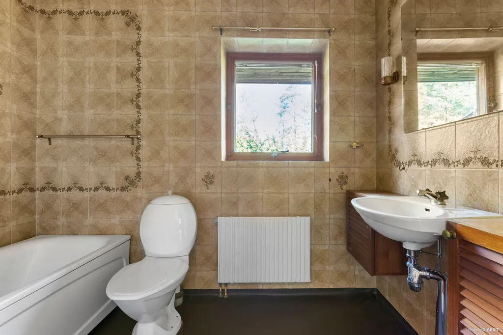 Bathrooms - Villa with Garden in Trollbäcken, Stockholm