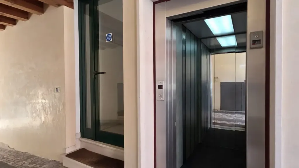 Esik - Elegant Two-Bedroom with Studio in Vicenza