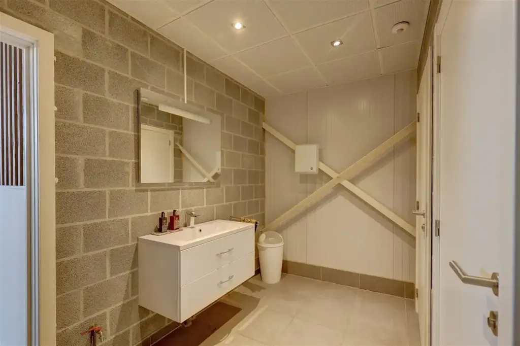 Baños - Showroom with Water View on Dendermonde-Zele Link Road