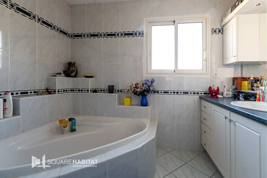 Salles de bain - Villa d'Architecte avec Terrain à Saint-Vallier