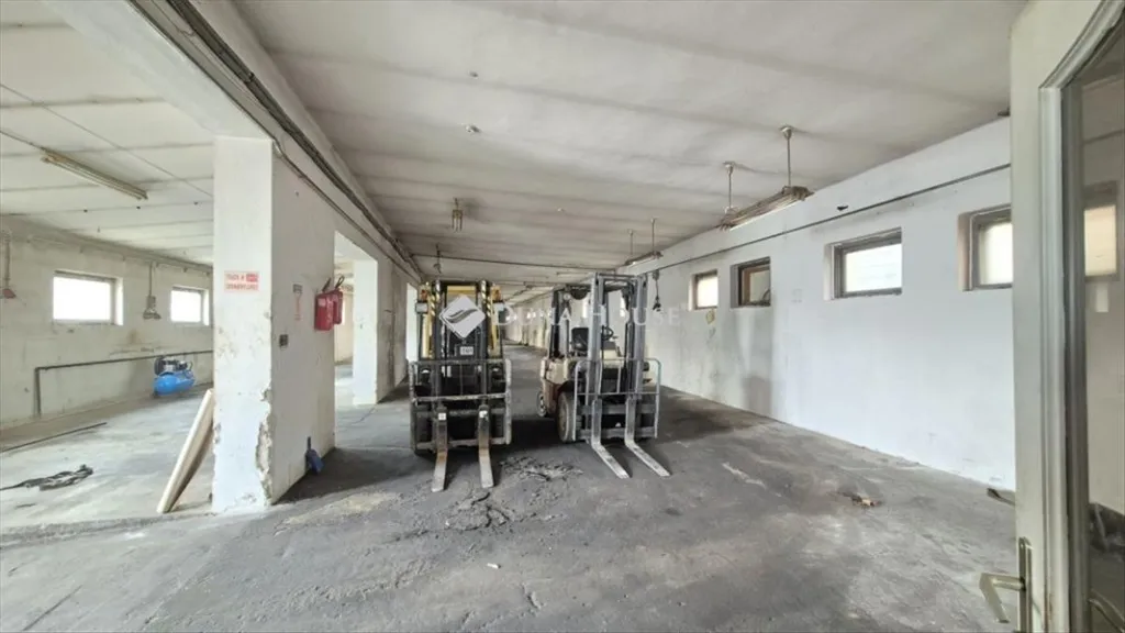 Rooms - Warehouse for Sale with Yard in Kecskemét