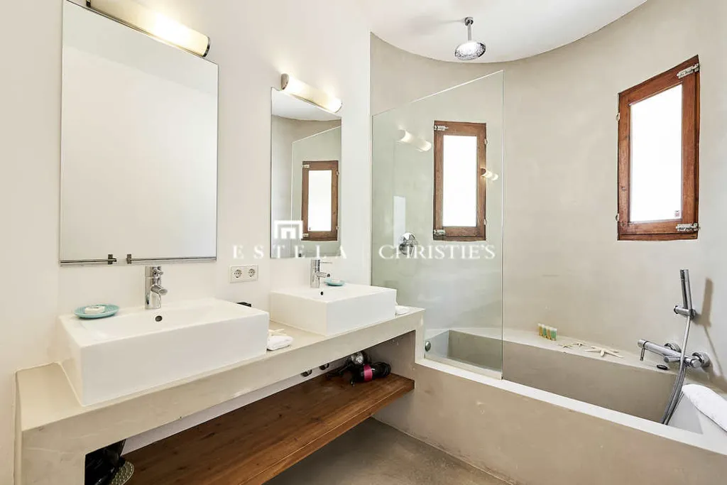 Salles de bain - Contemporary Villa with Pool in Es Cubells