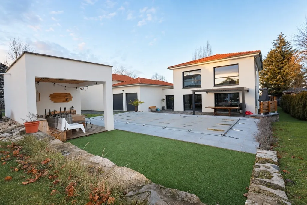 Jardin - Villa Contemporaine avec Piscine à Saint-Maurice de Lignon